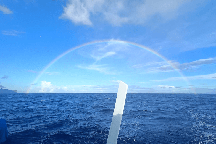 Arc en ciel au départ en voilier de l'atoll de Maupiti, en Polynésie Française