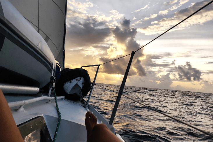 Navigation en voilier dans le Pacifique sud, entre les îles Cook et les îles Fidji