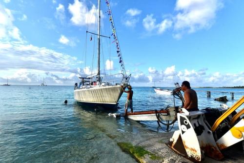Mise à l'eau du voilier Ta Mana au Chantier Naval d'Apataki, en Polynésie Française ©Julie Leveugle