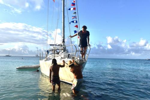 Mise à l'eau du voilier Ta Mana au Chantier Naval d'Apataki, en Polynésie Française ©Julie Leveugle